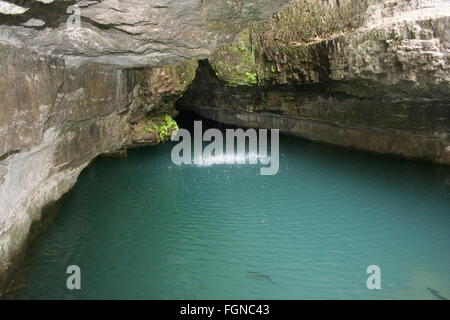 Grotta, cascata, calma e tranquilla, acqua Foto Stock