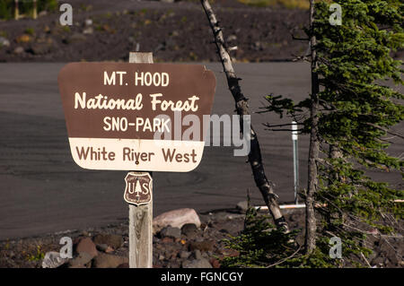 Segno per il White River Sno-Park sul Monte Cofano. Mt Hood National Forest, Oregon Foto Stock