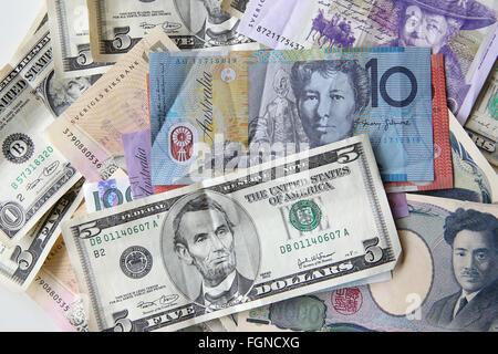 Amburgo, Germania. 19 Feb, 2016. Illustrazione - banconote di diverse valute: lo yen giapponese, il dollaro australiano, la corona svedese e l'US Dollaro americano su un tavolo ad Amburgo, Germania, 19 febbraio 2016. Foto: BODO SEGNA/dpa/Alamy Live News Foto Stock