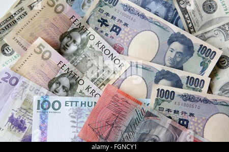 Amburgo, Germania. 19 Feb, 2016. Illustrazione - banconote di diverse valute: lo yen giapponese, il dollaro australiano, la corona svedese e l'US Dollaro americano su un tavolo ad Amburgo, Germania, 19 febbraio 2016. Foto: BODO SEGNA/dpa/Alamy Live News Foto Stock