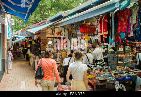 Hong Kong Cina Mercato Stanley negozi con i turisti di acquisto di souvenir a famosi negozi del villaggio Foto Stock
