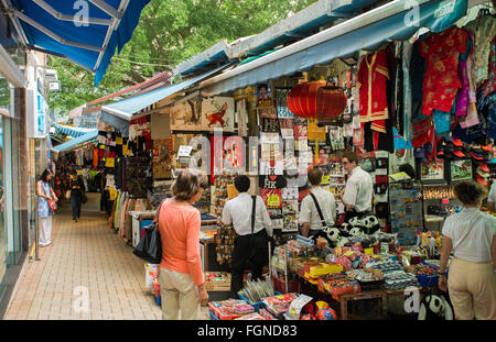 Hong Kong Cina Mercato Stanley negozi con i turisti di acquisto di souvenir a famosi negozi del villaggio Foto Stock
