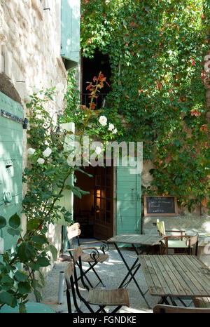 Il cortile di un vecchio ristorante in un villaggio sulla collina di Provenza- Oppède le Vieux. Foto Stock