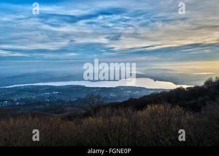 Freddo e luci calde al calar del sole sopra il lago di Varese nella stagione autunnale, Lombardia - Italia Foto Stock