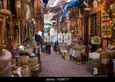 Marrakech, Marocco - 21 gennaio: Unidentified people shopping nel souk di Marrakech il 21 gennaio 2010 a Marrakech. Nel 2009 Foto Stock