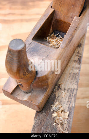 Close-up di legno vecchio falegname pialla utensile Foto Stock