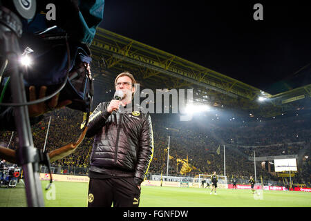 Il Borussia Dortmund 1-1 Fortuna Dussledorf, Signa Iduna Park, Dortmund. Manager Jurgen Klopp parla con i supporti prima che il gioco. La South Stand, "Parete gialla", che è un tutto in piedi terrazza. Foto Stock