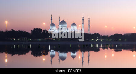 Sheikh Zayed Grande Moschea di Abu Dhabi, Emirati arabi uniti di sunrise Foto Stock