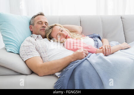 Carino coppia sonnecchiare sotto una coperta sul lettino Foto Stock