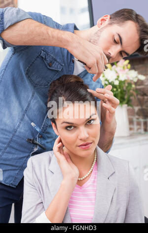 Bella bruna ottenendo il suo stile di capelli Foto Stock