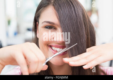 Bella bruna ottenendo il suo taglio di capelli Foto Stock