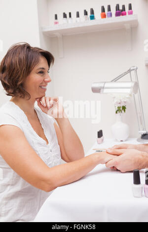 Il cliente manicure Foto Stock