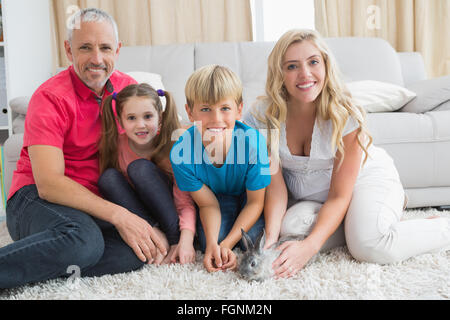 La famiglia felice con il coniglietto Foto Stock