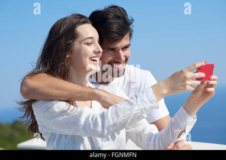 Coppia giovane tenendo selfie con telefono Foto Stock