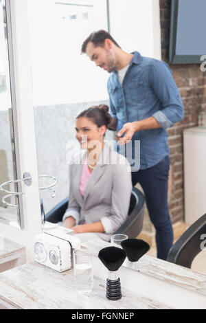 Bella bruna ottenendo il suo stile di capelli Foto Stock