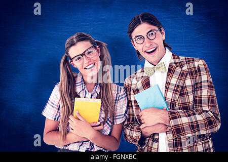 Immagine composita di geeky hipsters sorridente in telecamera Foto Stock