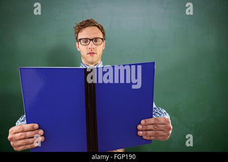 Immagine composita di geeky studente la lettura di un libro Foto Stock