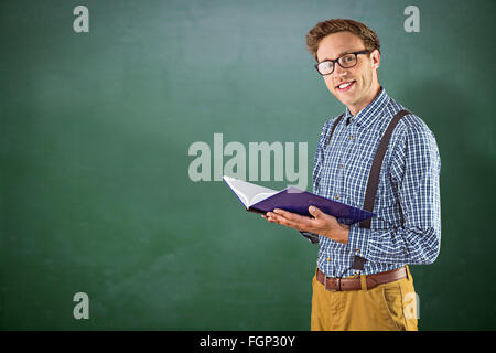 Immagine composita di geeky studente la lettura di un libro Foto Stock