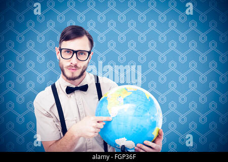 Immagine composita di geeky hipster tenendo un globo Foto Stock