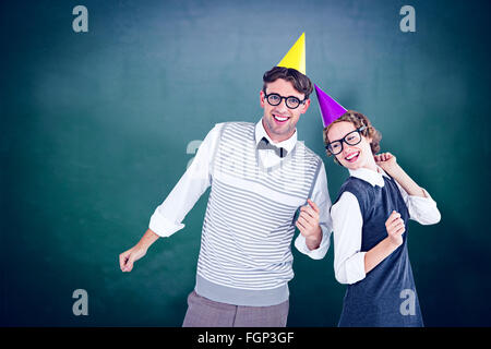 Immagine composita di geeky hipster giovane indossando un cappello di partito Foto Stock