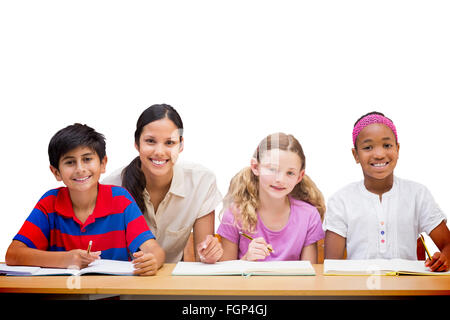 Immagine composita di pretty docente aiutare gli studenti nella libreria Foto Stock