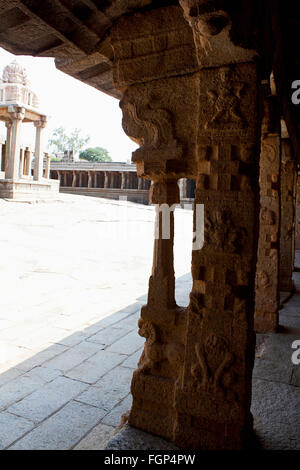 Sculture intricate su pilastri a Veerabhadra tempio, Lepakshi, Anantapur District, Andhra Pradesh, India Foto Stock