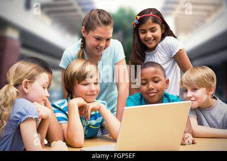 Immagine composita di graziosi gli studenti usando computer tablet in libreria Foto Stock