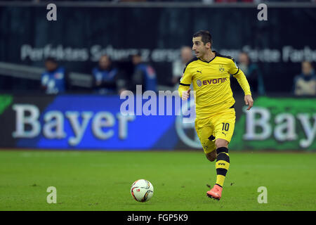 Leverkusen, Germania. Il 21 febbraio, 2016. Dortmund Mkhitaryan Henrikh in azione durante la Bundesliga partita di calcio tra Bayer 04 Leverkusen e Borussia Dortmund a BayArena a Leverkusen, Germania, 21 febbraio 2016. Foto: FEDERICO GAMBARINI/dpa/Alamy Live News Foto Stock