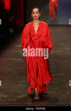 Skylar Diggins indossa Michael Costello a andare in rosso per le donne Red Dress Collection 2016 Presentato da Macy's alla Settimana della Moda di New York Foto Stock