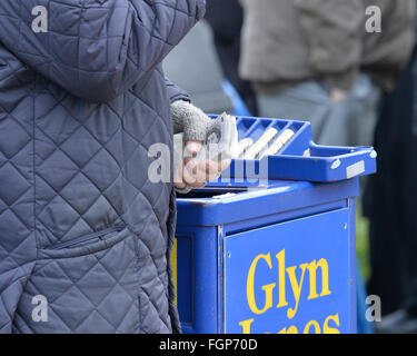 Fakenham nazionale gara di suoneria incontro Norfolk 17.02.16 Bookmaker accetta scommesse da parte del pubblico Foto Stock