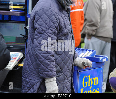 Fakenham nazionale gara di suoneria incontro Norfolk 17.02.16 Bookmaker con mano piena di denaro Foto Stock