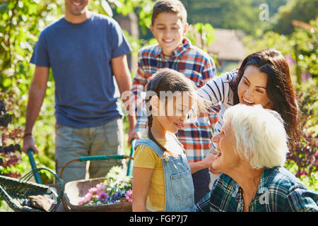 Multi-generazione famiglia bonding in giardino soleggiato Foto Stock