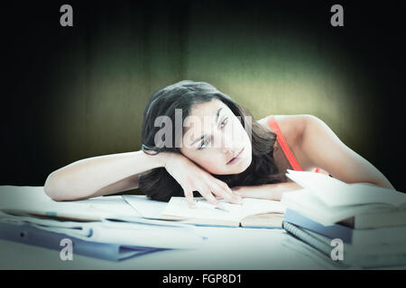 Immagine composita di annoiarsi studentessa facendo il suo dovere Foto Stock