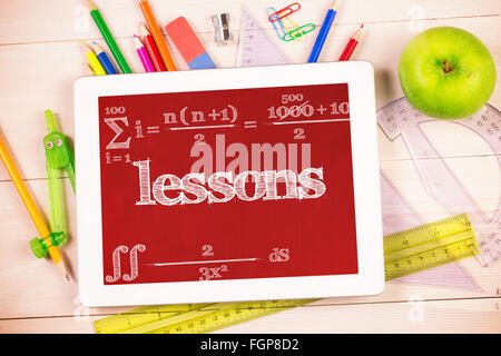 Lezioni contro gli studenti scrivania con PC tablet Foto Stock