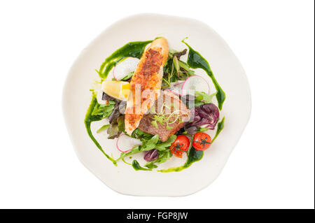 Stile moderno e pulito e il cibo, salmone alla griglia con toast e insalata condita con salsa verde isolato su sfondo bianco con il ritaglio Foto Stock