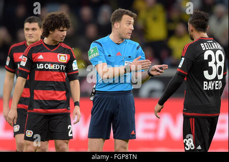 Leverkusen, Germania. Il 21 febbraio, 2016. Arbitro Felix Zwayer (C) reagisce durante la Bundesliga partita di calcio tra Bayer 04 Leverkusen e Borussia Dortmund a BayArena a Leverkusen, Germania, 21 febbraio 2016. Foto: FEDERICO GAMBARINI/dpa/Alamy Live News Foto Stock