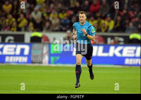 Leverkusen, Germania. Il 21 febbraio, 2016. Arbitro Felix Zwayer in azione durante la Bundesliga partita di calcio tra Bayer 04 Leverkusen e Borussia Dortmund a BayArena a Leverkusen, Germania, 21 febbraio 2016. Foto: FEDERICO GAMBARINI/dpa/Alamy Live News Foto Stock