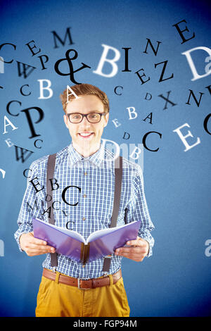 Immagine composita di geeky studente la lettura di un libro Foto Stock