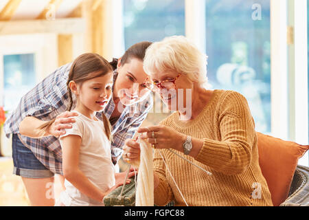 Nonna nipote di insegnamento della maglieria Foto Stock