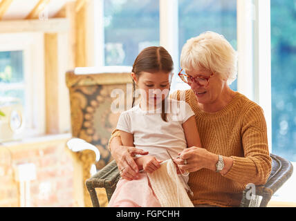 Nonna nipote di insegnamento della maglieria Foto Stock