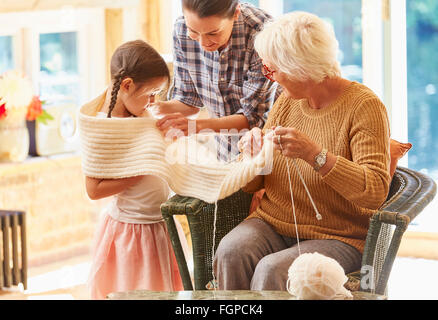 Nonna maglia sciarpa intorno al nipote Foto Stock