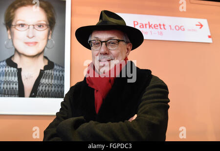 Berlino, Germania. 18 Febbraio, 2016. Direttore del Festival della Berlinale Dieter Kosslick pone di fronte a una foto di Meryl Streep durante la 66annuale della Berlinale Festival Internazionale del Cinema di Berlino, Berlino, Germania, 18 febbraio 2016. Foto: Jens Kalaene/dpa/Alamy Live News Foto Stock