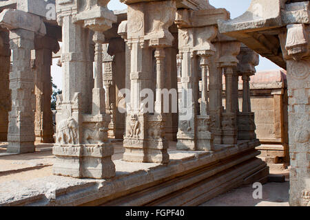 Incompiuta Kalyana Mandapa , Virabhadra tempio composto, Lepakshi, Andhra Pradesh, India Foto Stock