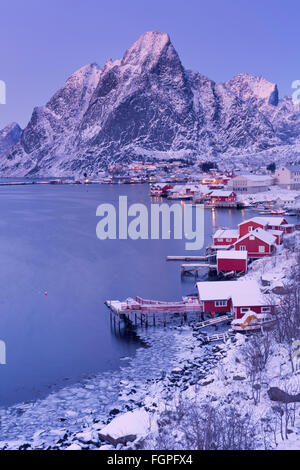 Il villaggio di Reine sulle Lofoten in Norvegia del nord. Fotografato al tramonto in inverno. Foto Stock