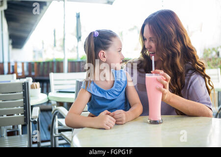 Madre e figlia seduto fuori il cafe Foto Stock