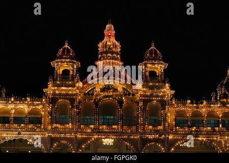 Il Palazzo di Mysore, noto anche come Amba Vilas Palace, residenza ufficiale del Wodeyars, Mysore, Karnataka, India Foto Stock