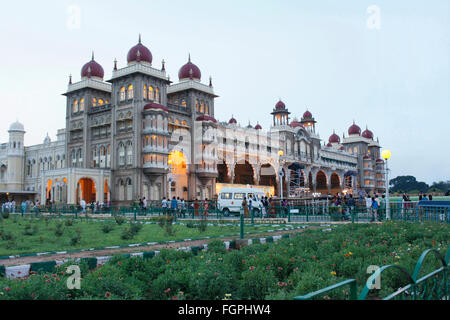 Il Palazzo di Mysore, noto anche come Amba Vilas Palace, residenza ufficiale del Wodeyars, Mysore, Karnataka, India Foto Stock