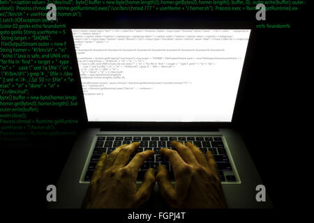 Muovendo le mani su un portatile digitare codice Foto Stock
