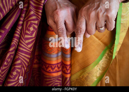 Il vecchio le donne indiane che mostra il marchio di inchiostro sulle loro dita dopo la votazione, Karnataka, India Foto Stock