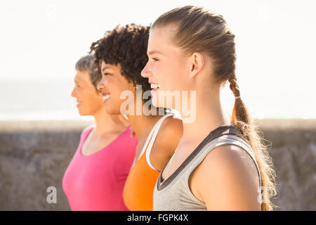 Sorridenti donne sportive guardando lontano Foto Stock